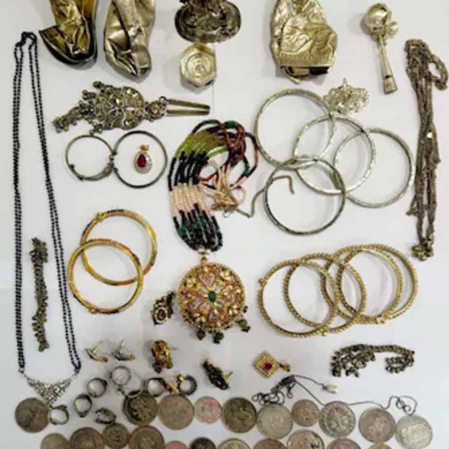 উদ্ধার হওয়া গয়না। ছবি: সংগৃহীত।