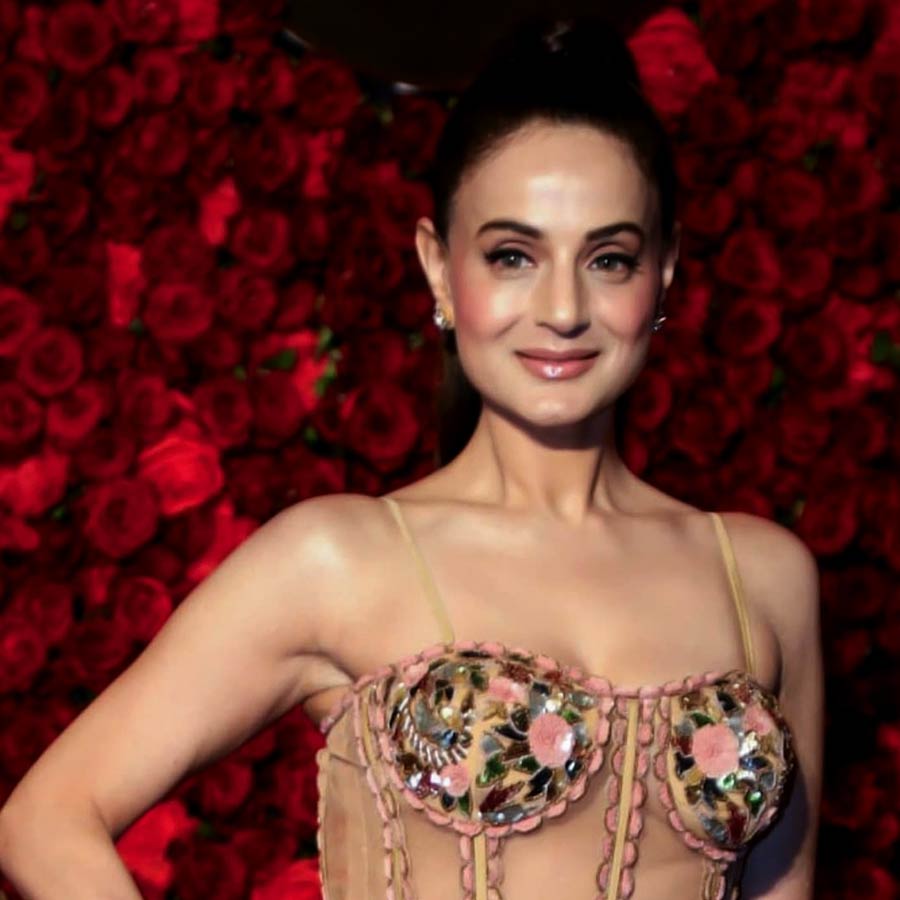 বিবৃতি জারি করলেন অমীষা পটেল।