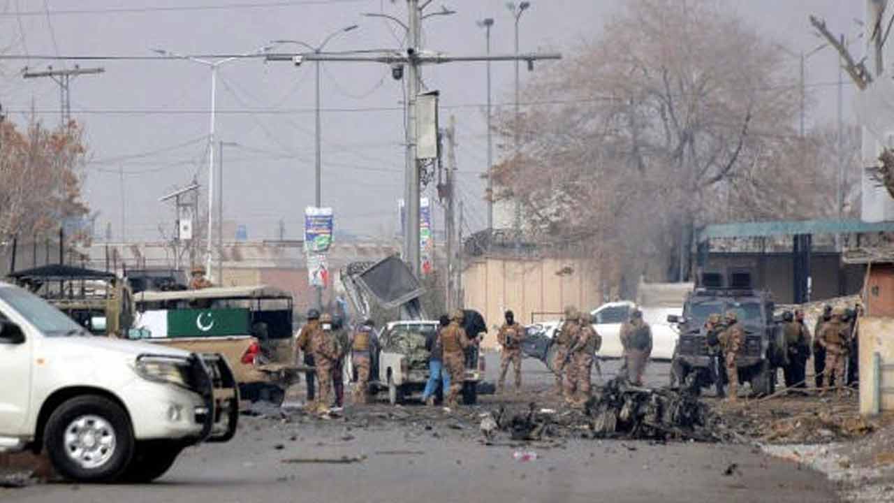 পুলিশচৌকিতে আত্মঘাতী হামলা পাকিস্তানে। ছবি: রয়টার্স।