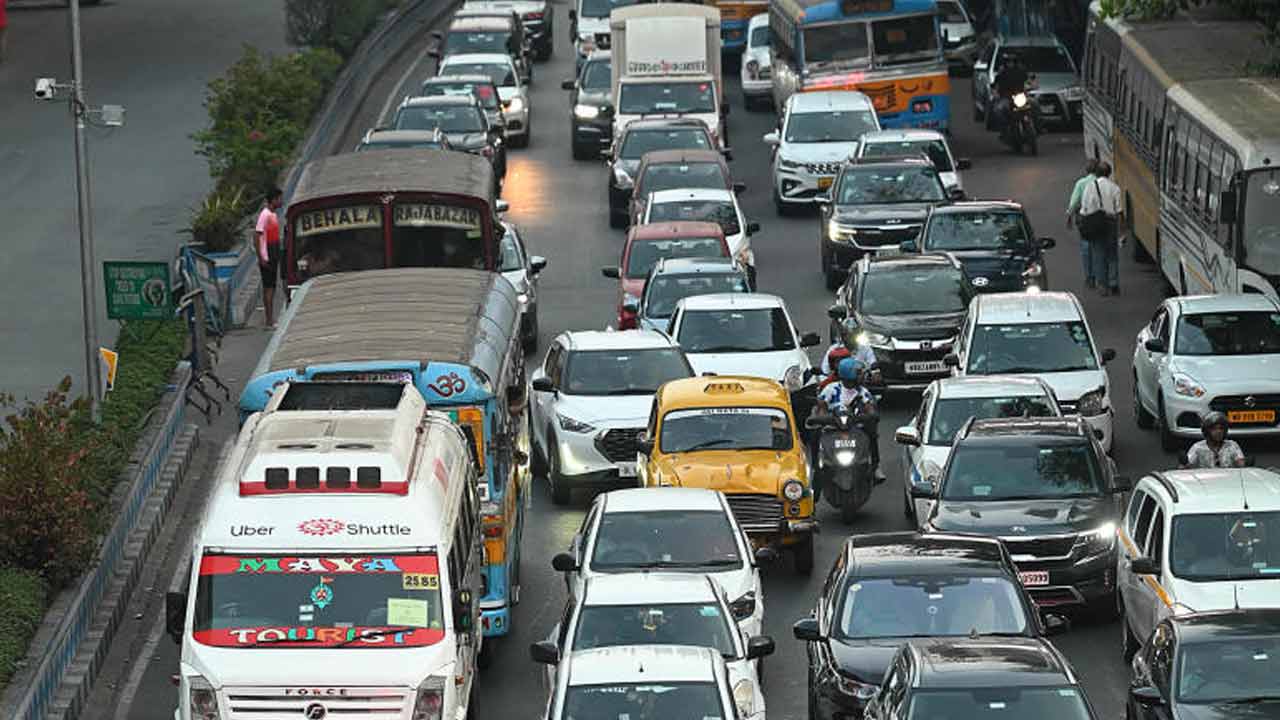 মধ্য কলকাতার কিছু রাস্তায় মঙ্গলবার বিকেলে গাড়ির চাপ ছিল খুব বেশি।