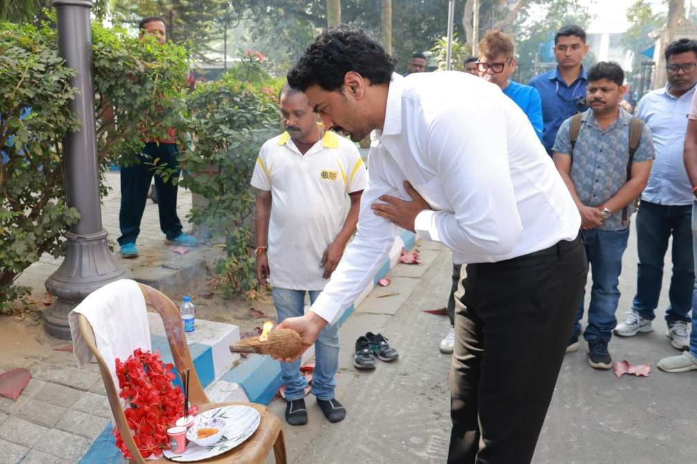 শুটিং শুরুর খবর নিজেই ভাগ করে নেন দেব।