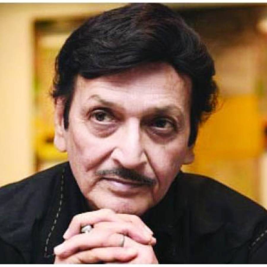 পরিচালনার কাজে ব্যস্ত বিশ্বজিৎ চট্টোপাধ্যায়।