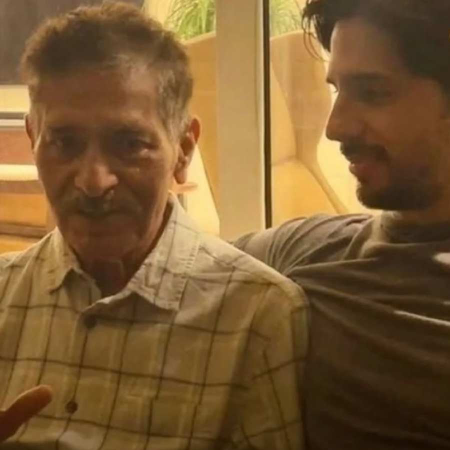 বাবা সুনীল মলহোত্রের সঙ্গে সিদ্ধার্থ।