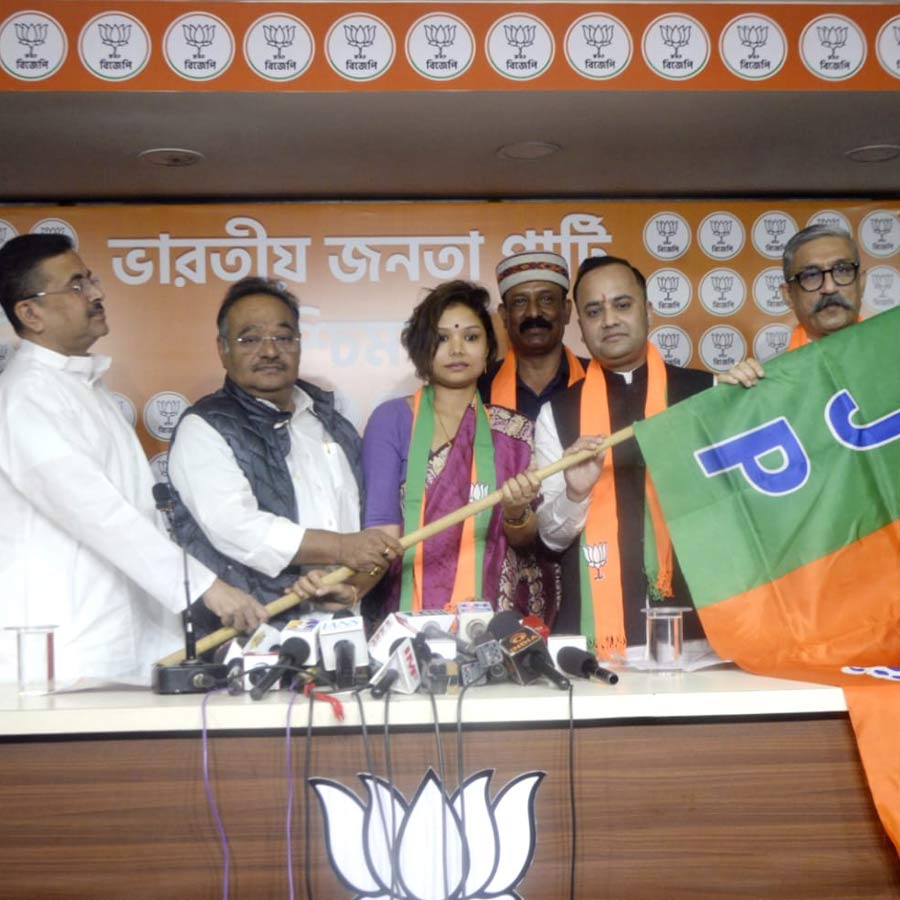 (বাঁ দিক থেকে) শুভেন্দু অধিকারী, শমীক ভট্টাচার্য এবং কস্তুরী গোস্বামী।