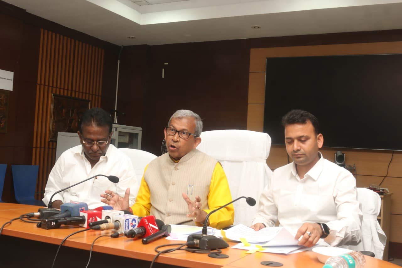 সাংবাদিক বৈঠকে তৃণমূল সমর্থিত সরকারি কর্মচারী ফেডারেশনের চেয়ারম্যান মানস ভুঁইয়া।