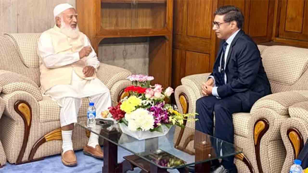 (বাঁ দিকে) জামায়াতের শীর্ষনেতা শফিকুর রহমান। বিদেশ সচিব বিক্রম মিস্রী (ডান দিকে)।