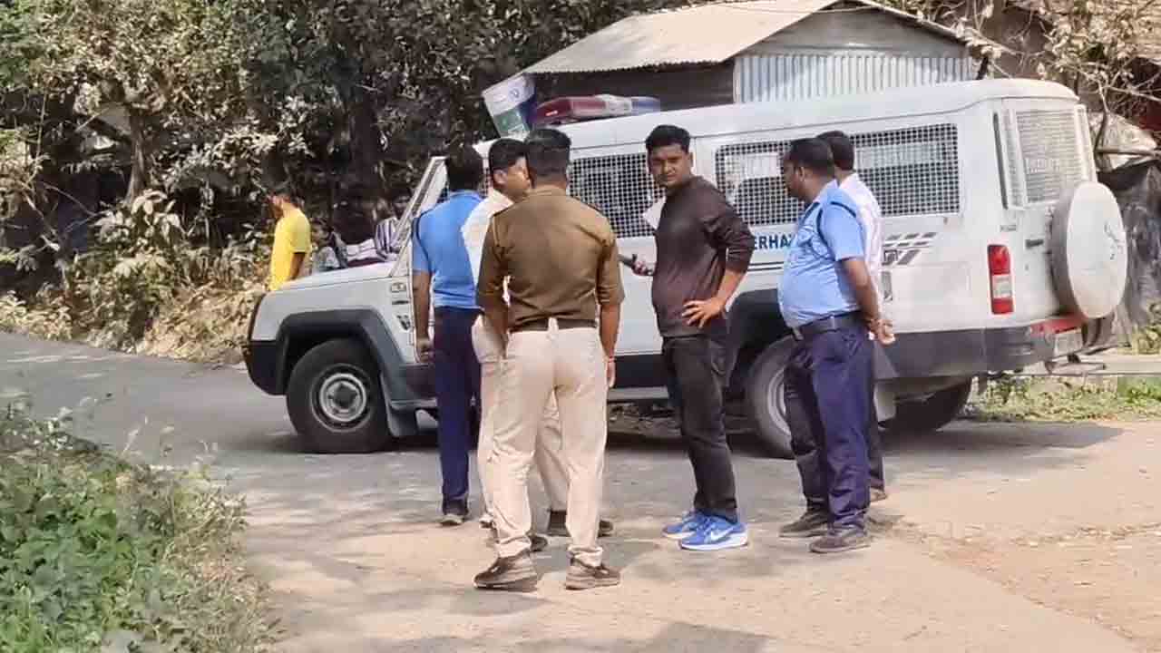 দুর্ঘটনার বিষয়ে স্থানীয়দের জিজ্ঞাসাবাদ করছে পুলিশ।