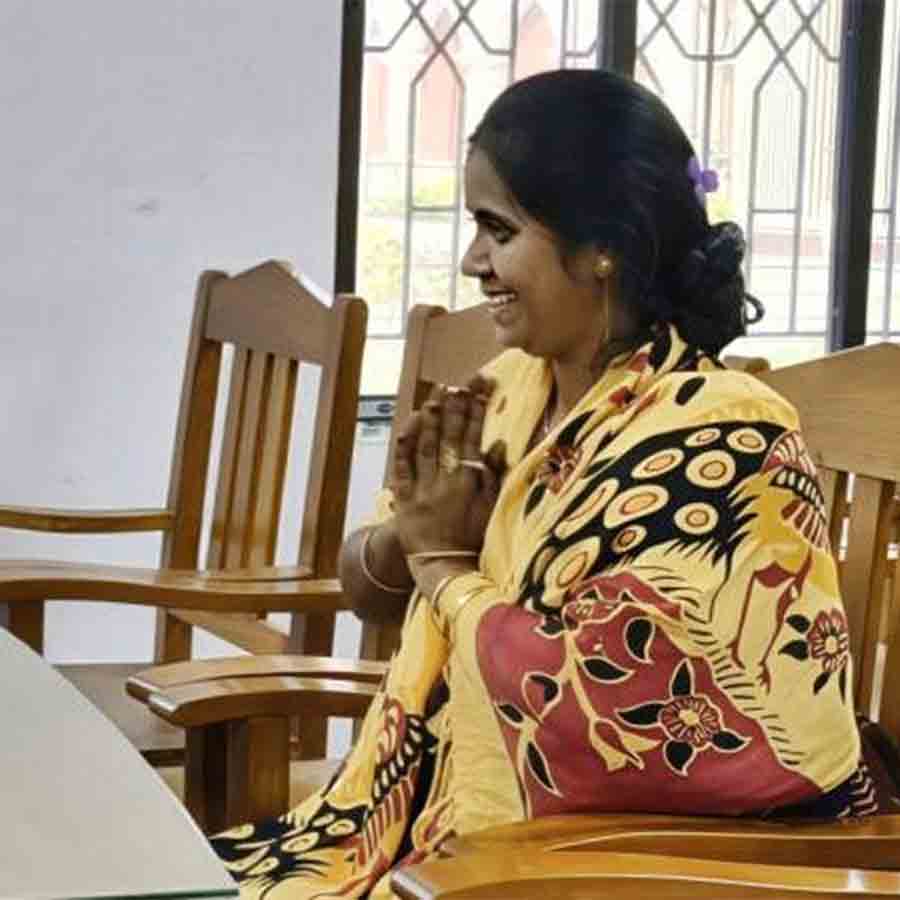 মামলা নিষ্পত্তির পরে বিচারকের চেম্বারে সবিতা।