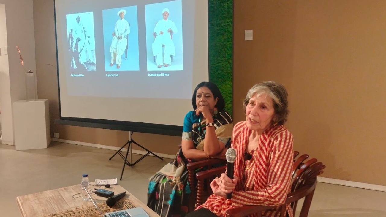 ‘ক্লে ওয়ার্কস: আর্থেন স্কাল্পচার ইন সাউথ এশিয়া’ বইপ্রকাশ অনুষ্ঠানে লেখিকা সুজ়ান সি বিন এবং সঞ্চালক অধ্যাপিকা ঋতুপর্না বসু।