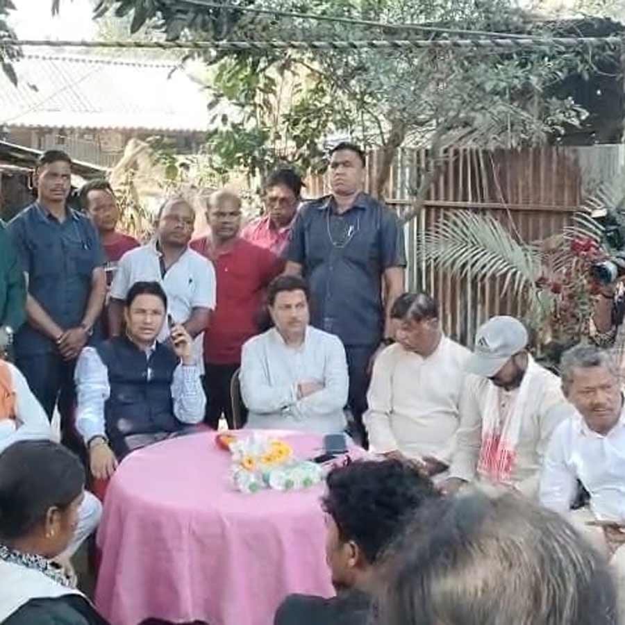 মঙ্গলবার এক মহিলার বাড়িতে এলাকার বিধায়ক ও বিজেপি কর্মী সমর্থকদের নিয়ে উপস্থিত হন  দার্জিলিঙের বিজেপি সাংসদ রাজু বিস্তার।