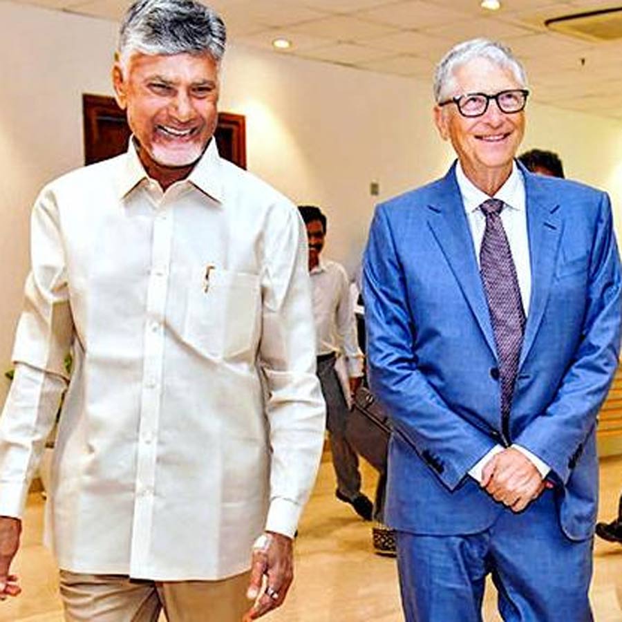 অন্ধ্রপ্রদেশের অমরাবতীতে মাইক্রোসফটের প্রতিষ্ঠাতা বিল গেটসের সঙ্গে সে রাজ্যের মুখ্যমন্ত্রী এন চন্দ্রবাবু নাইডু।