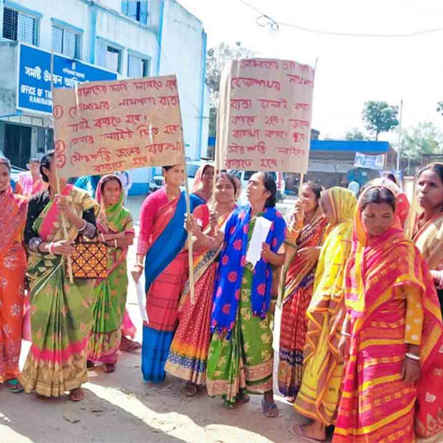 হেত্যাপাথর নামপাড়া গ্রামের মহিলাদের বিক্ষোভ রানিবাঁধ ব্লক অফিসে। মঙ্গলবার।