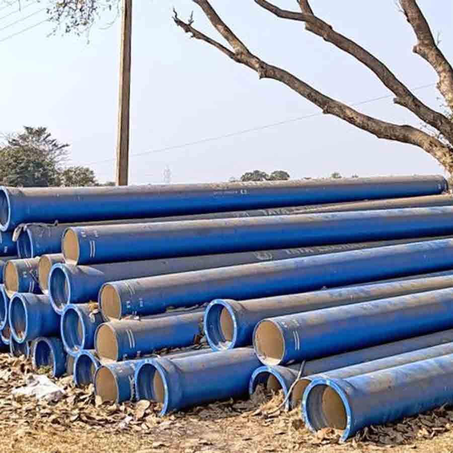 তুলিনে পড়ে রয়েছে জলের পাইপ।