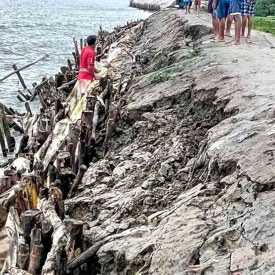 এখানে তৈরি হবে কংক্রিটের নদী বাঁধ।