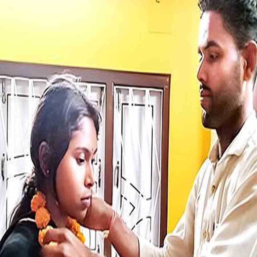 স্ত্রী জবারানিকে স্বাগত জানাচ্ছেন স্বামী।