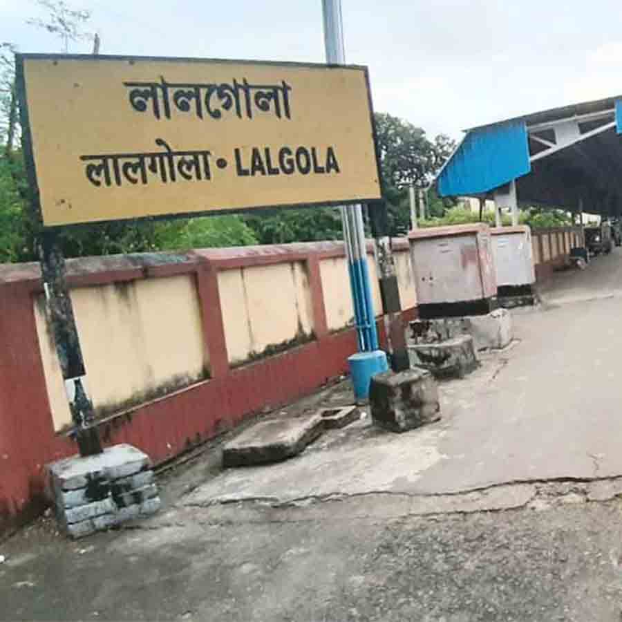 লালগোলা স্টেশন।
