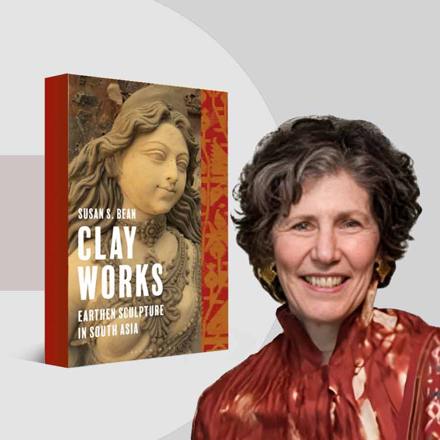‘ক্লে ওয়ার্কস: আর্থেন স্কাল্পচার ইন সাউথ এশিয়া’ বইপ্রকাশ করলেন লেখিকা সুজ়ান সি বিন। কলকাতার সিমা গ্যালারিতে আয়োজিত হল সেই অনুষ্ঠান।