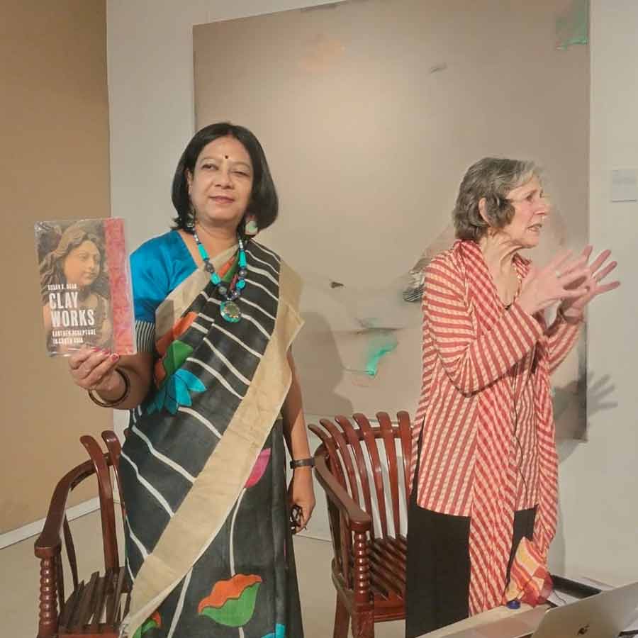 সিমা গ্যালারিতে বই সম্পর্কিত আলোচনার সূত্রধার ছিলেন ইতিহাসের অধ্যাপিকা, গবেষক ঋতুপর্ণা বসু। তাঁরই সঙ্গে (ডান দিকে) আমেরিকান শিল্প-ইতিহাসবিদ, কিউরেটর এবং গবেষক সুজ়ান এস বিন। 