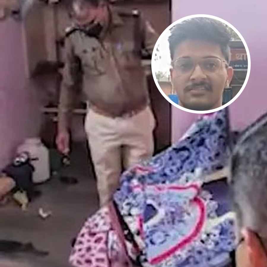 (বাঁ দিকে) অভিযুক্তের ঘর থেকে উদ্ধার এমবিএ তরুণীর দেহ। (ডান দিকে) তরুণীকে খুনে অভিযুক্ত যুবক। ছবি: সংগৃহীত।