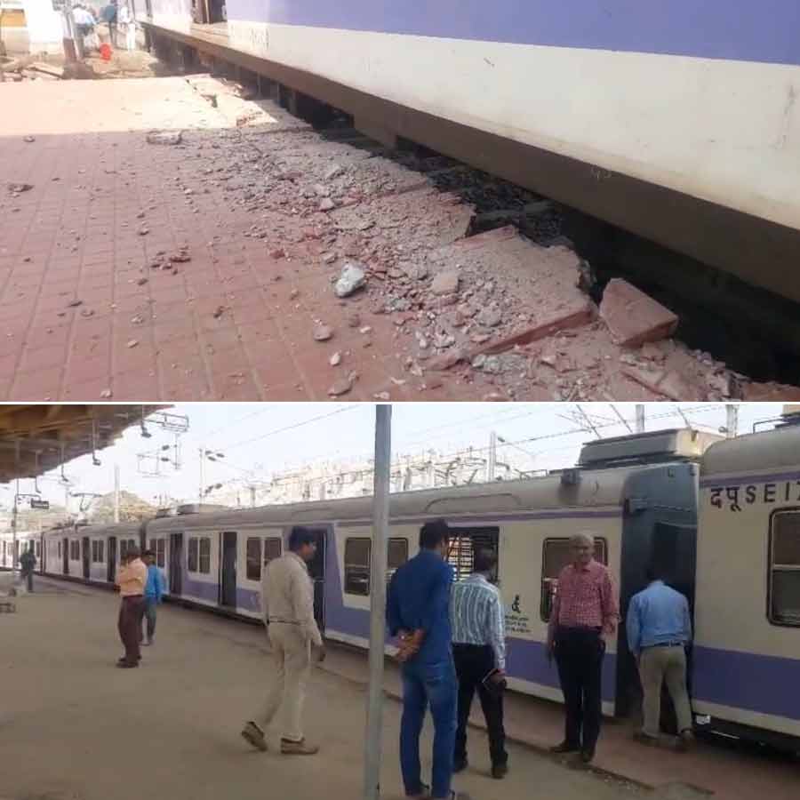 শালিমার স্টেশনে তিন নম্বর প্ল্যাটফর্মের কিছুটা অংশ ভেঙে গিয়েছে।