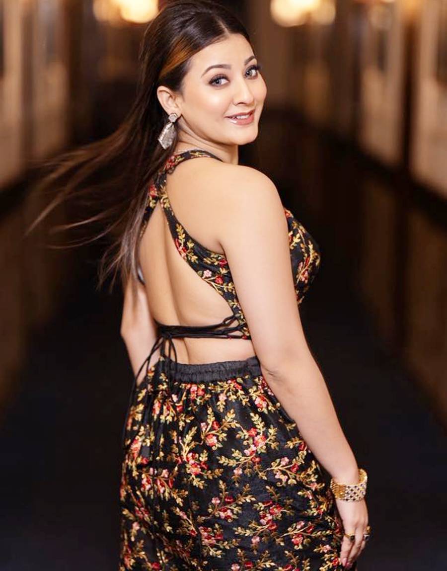 এ ভাবেই পর্দায় হাসতে হাসতে ‘দুষ্টুমি’ করেন নবনীতা মালাকার।