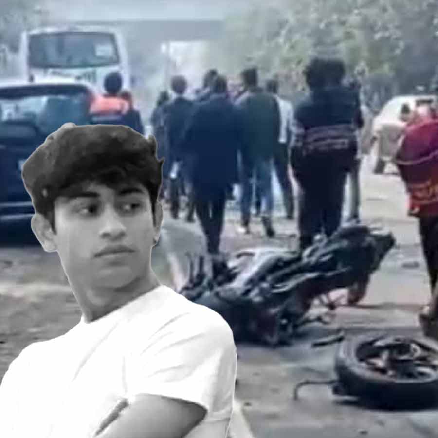দুর্ঘটনাস্থল। (ইনসেটে) এসইউভির ধাক্কায় মৃত যুবক সাহিল ধানাস্রে। গ্রাফিক: আনন্দবাজার ডট কম।