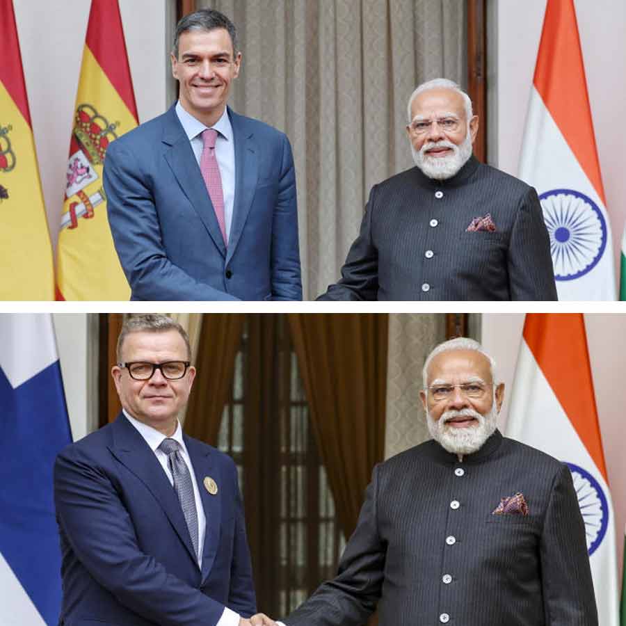 (বাঁ দিকে) বুধবার স্পেনের প্রেসিডেন্ট পেড্রো স্যাঞ্চেজ়ের সঙ্গে প্রধানমন্ত্রী নরেন্দ্র মোদী। ফিনল্যান্ডের প্রধানমন্ত্রী পেট্টেরি অর্পোর সঙ্গে মোদী (ডান দিকে)।