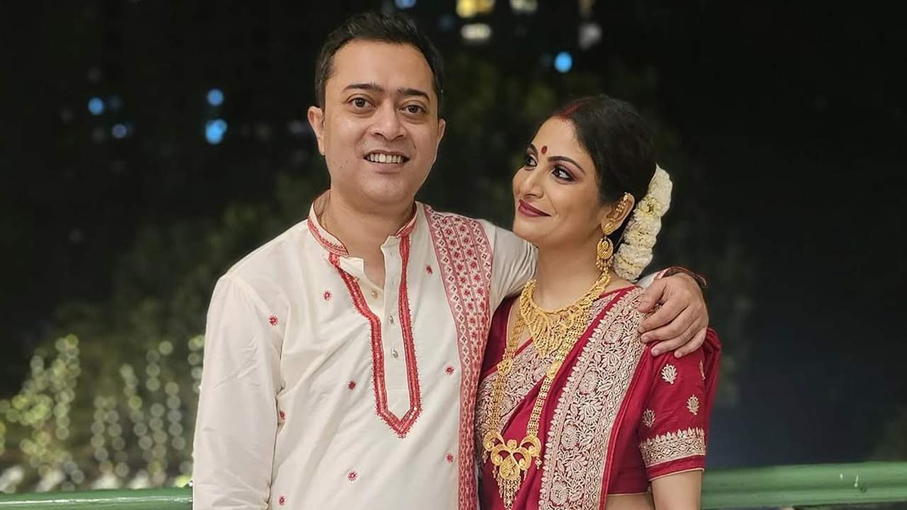 স্বামী অয়নের সঙ্গে অভিনেত্রী সৌমিলির বিয়ে ভাঙার গুঞ্জন।