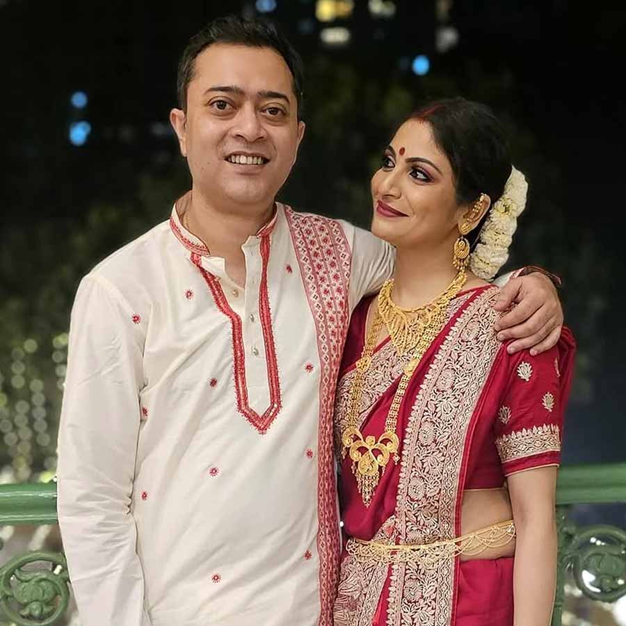 স্বামী অয়নের সঙ্গে অভিনেত্রী সৌমিলি বিয়ে ভাঙার গুঞ্জন।