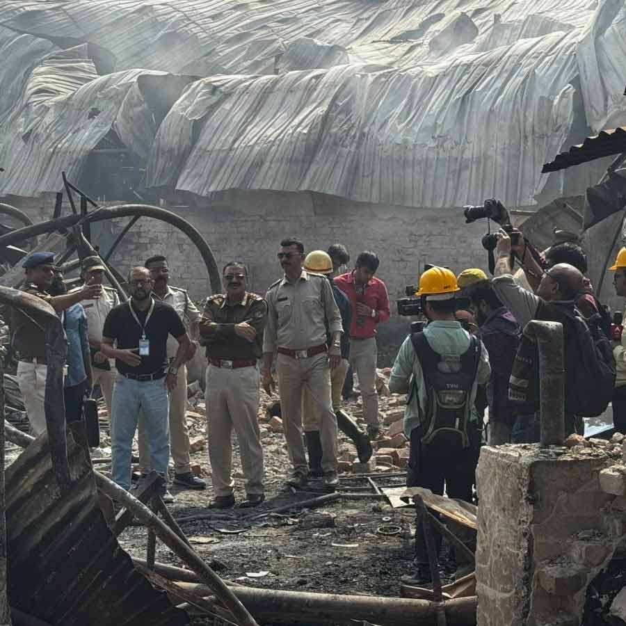 আগুন নেবার পর আনন্দপুরের গুদামে পুলিশ।