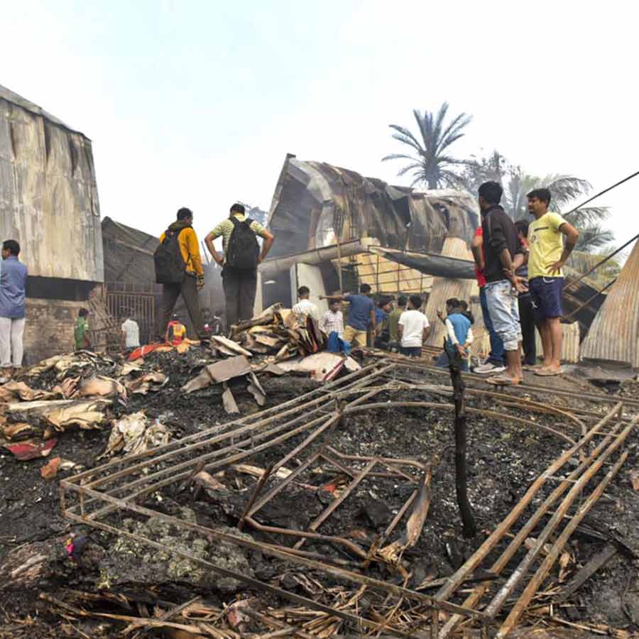 বিধ্বংসী আগুনে ভস্মীভূত আনন্দপুরের দু’টি গুদাম।