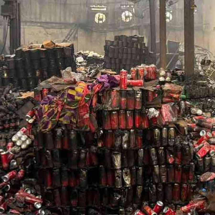 গুদামে সংরক্ষিত পানীয়ের বোতল ভস্মীভূত।