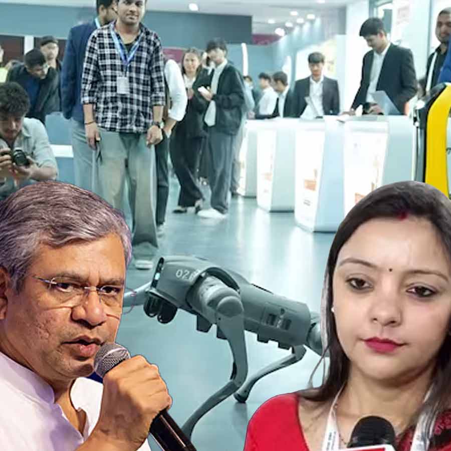 (বাঁ দিকে) কেন্দ্রীয় মন্ত্রী অশ্বিনী বৈষ্ণব। নয়ডার বিশ্ববিদ্যালয়ের সেই অধ্যাপক নেহা সিংহ (ডান দিকে)।