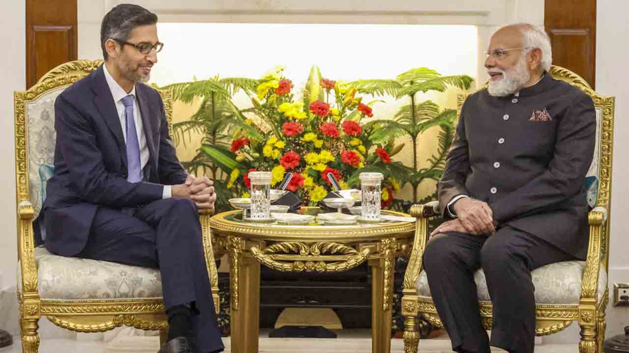 সুন্দর পিচাইয়ের সঙ্গে নরেন্দ্র মোদী।