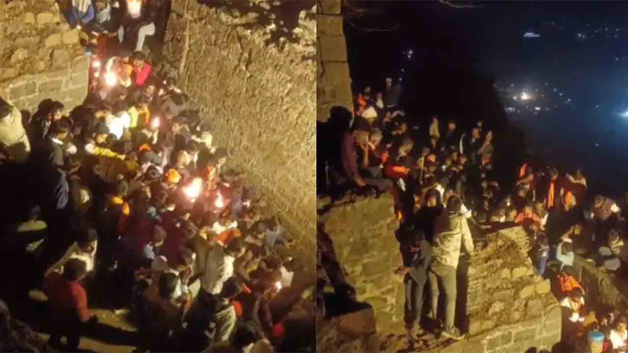 শিবনেরী দুর্গে উপচে পড়া ভিড়। ছবি: সংগৃহীত।