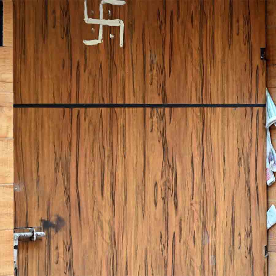 পরিত্যক্ত: পরিবারের তিন জনের দেহ উদ্ধারের ঘটনার এক বছর পরে দে বাড়ি। বুধবার, ট্যাংরার অতুল শূর রোডে।