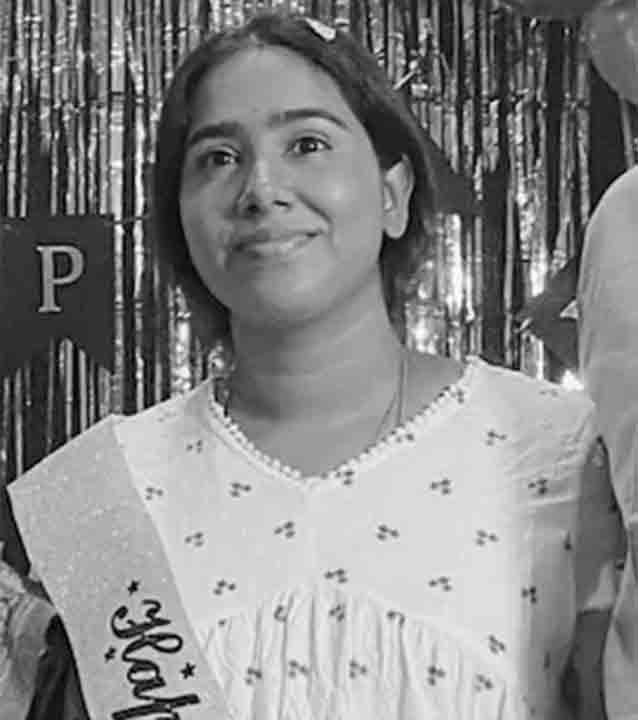 (বাঁ দিকে) নিহত মহিলা সুনীতা। (ডান দিকে) খুনের ঘটনার পর সুনীতার বাড়িতে পুলিশ। ছবি: সংগৃহীত।