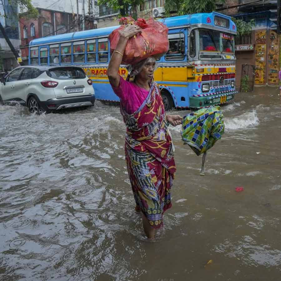 To prevent deaths in the city caused by electrocution, the Kolkata Municipal Corporation is moving forward with a plan to provide earthing to three lakh lamp posts