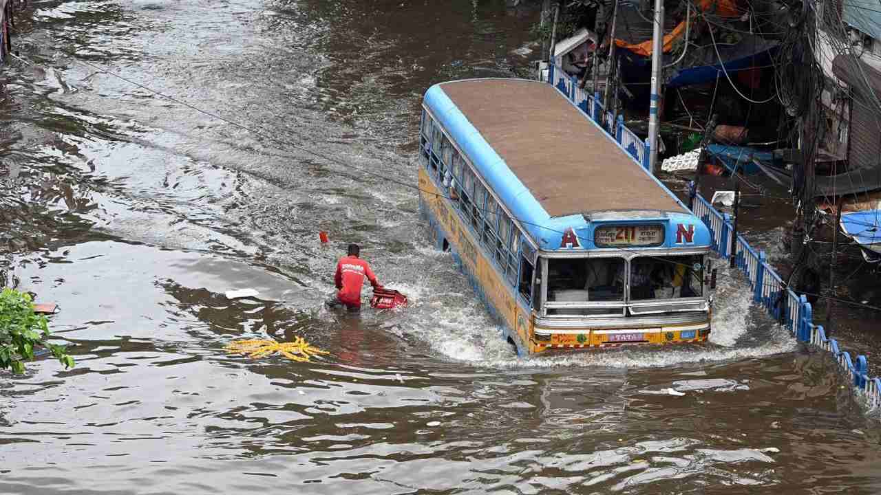 To prevent deaths in the city caused by electrocution, the Kolkata Municipal Corporation is moving forward with a plan to provide earthing to three lakh lamp posts