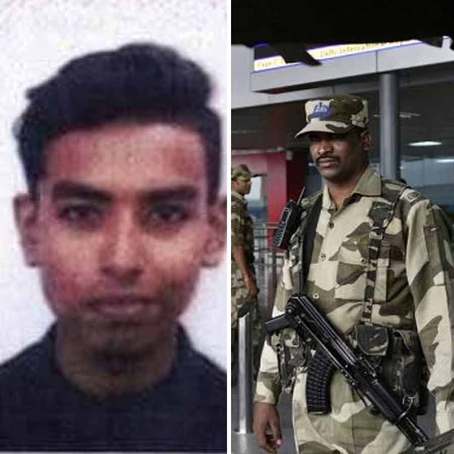 (বাঁ দিকে) বাংলাদেশি যুবনেতা আহমেদ রেজা হাসান মাহদী। দিল্লি বিমানবন্দর চত্বর (ডান দিকে)।