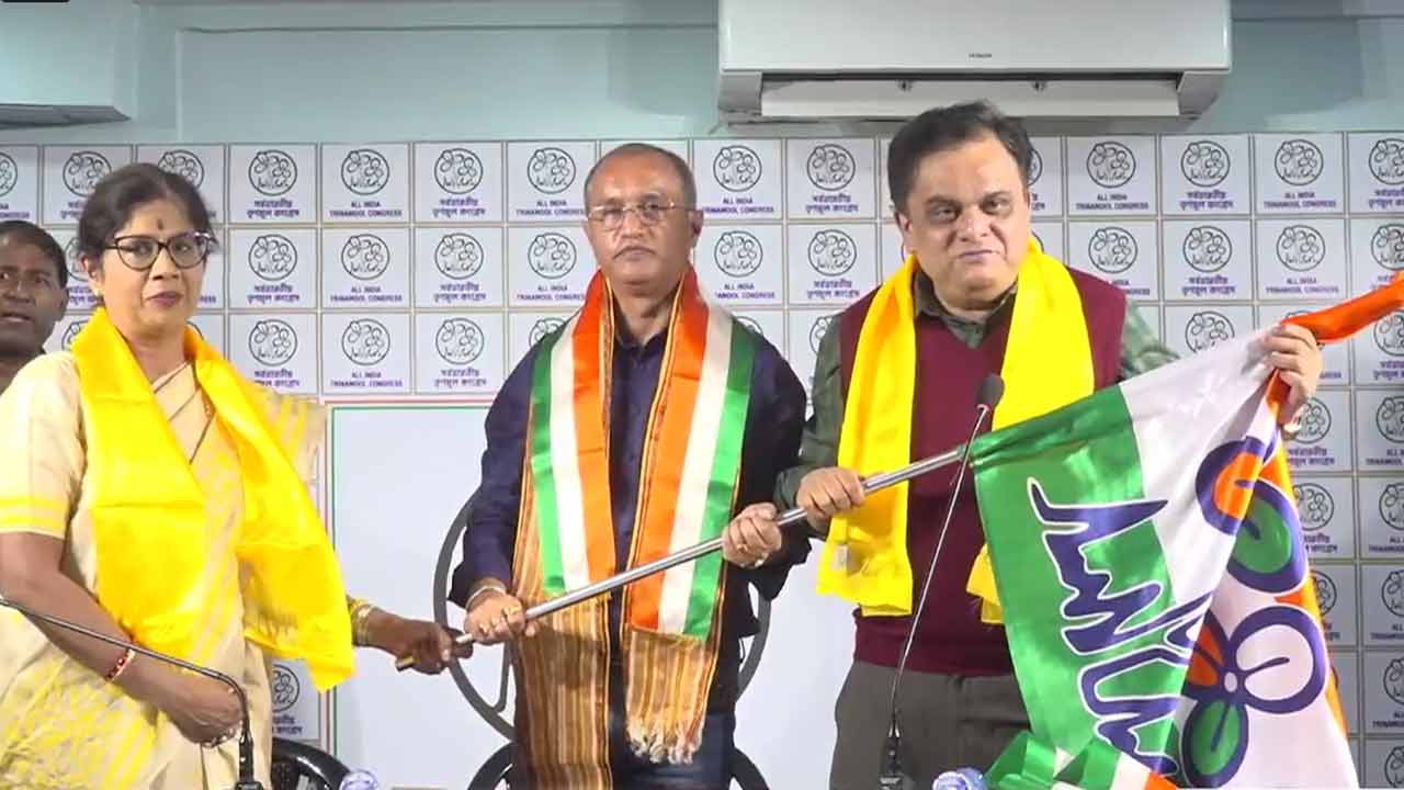 তৃণমূল ভবনে বিষ্ণুপ্রসাদ শর্মার হাতে তৃণমূলের পতাকা তুলে দিচ্ছেন মন্ত্রী শশী পাঁজা (বাঁ দিকে) এবং ব্রাত্য বসু (ডান দিকে)।