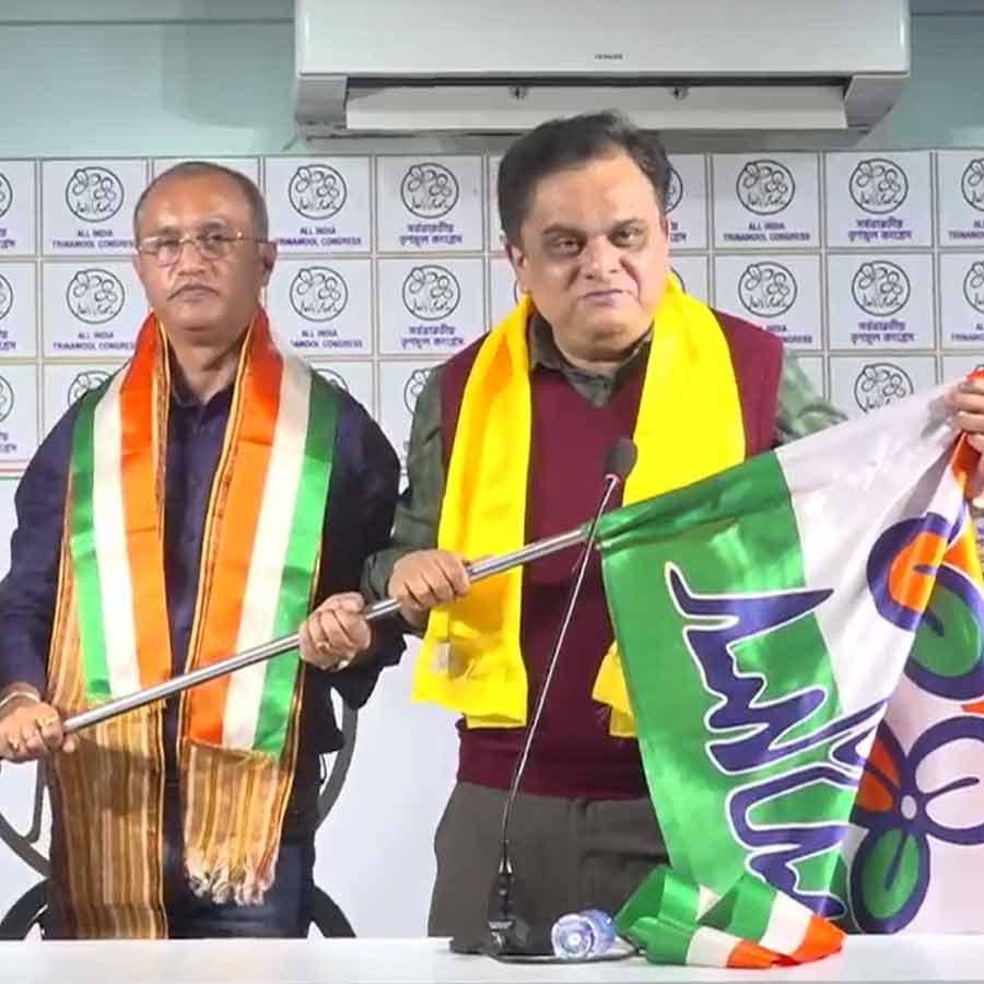 তৃণমূল ভবনে বিষ্ণুপ্রসাদ শর্মার হাতে তৃণমূলের পতাকা তুলে দিচ্ছেন মন্ত্রী শশী পাঁজা (বাঁ দিকে) এবং ব্রাত্য বসু (ডান দিকে)।