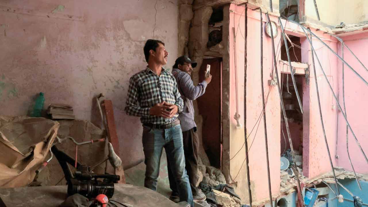 বিস্ফোরণে ভেঙে পড়েছে করাচির বাড়ি। বৃহস্পতিবার।