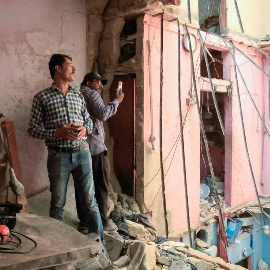 বিস্ফোরণে ভেঙে পড়েছে করাচির বাড়ি। বৃহস্পতিবার।