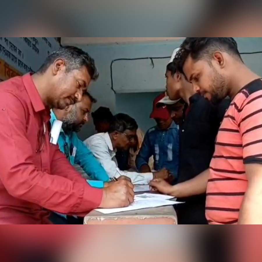 CPM helps people in Katwa to fill form of Yuva Sathi Yojna