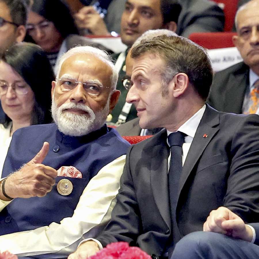 দিল্লির এআই সম্মেলনে ভারতের প্রধানমন্ত্রী নরেন্দ্র মোদীর সঙ্গে ফ্রান্সের প্রেসিডেন্ট ইমানুয়েল মাক্রোঁ (ডান দিকে)।