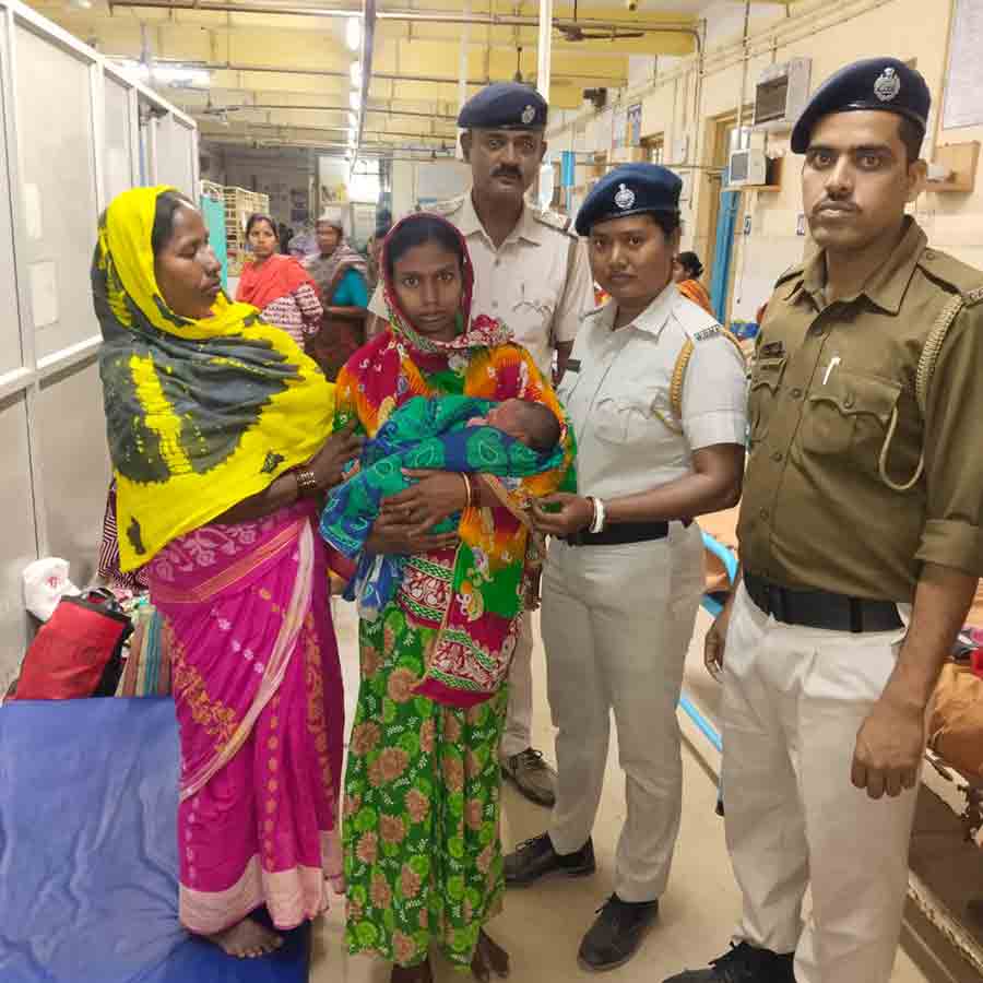 সন্তান কোলে সুন্দরী বিবি।