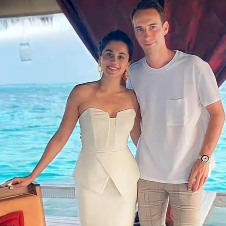 স্বামীর সঙ্গে তাপসী।