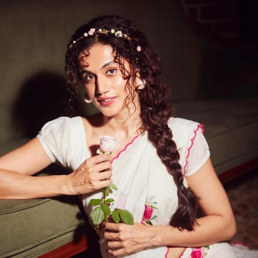 শাড়ির সাজে অভিনেত্রী।