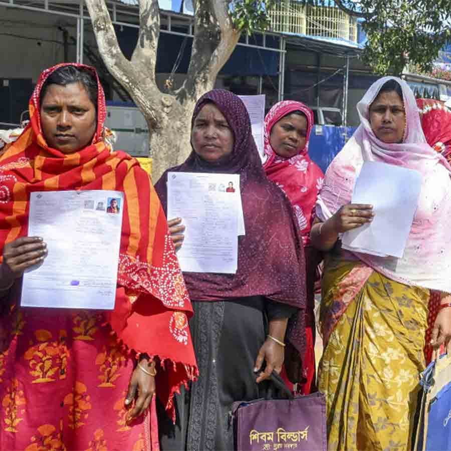 অধিকারপ্রত্যাশী: শুনানিকেন্দ্রে উদ্বিগ্ন অপেক্ষা, কৃষ্ণনগর, ৭ ফেব্রুয়ারি।